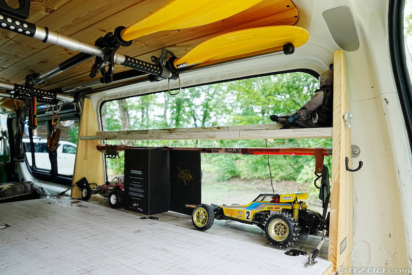 トヨタ・ハイエースの窓の棚