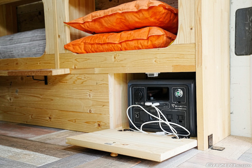 トヨタ・ハイエースに埋め込んだポートブル電源