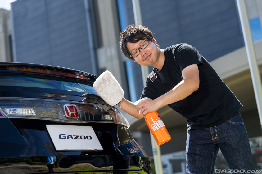 ホンダ・シビックタイプRユーロと洗車道具を持つオーナー