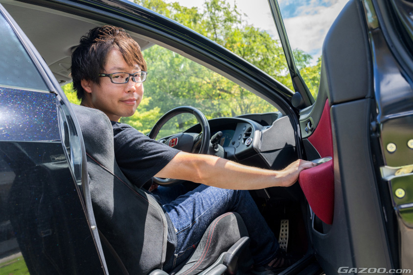 ホンダ・シビックタイプRユーロの運転席に座るオーナー