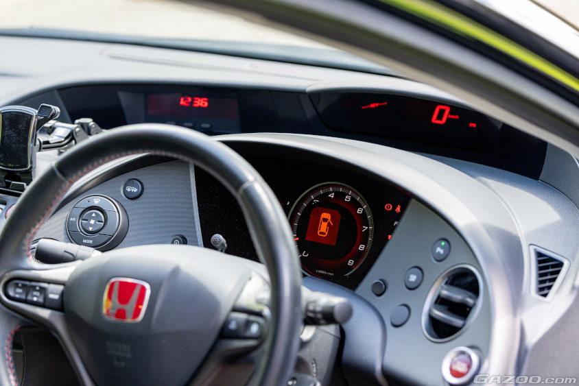 ホンダ・シビックタイプRユーロのステアリングとメーター