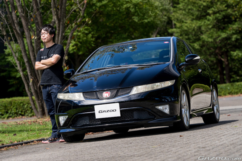 ホンダ・シビックタイプRユーロと遠くを見るオーナー