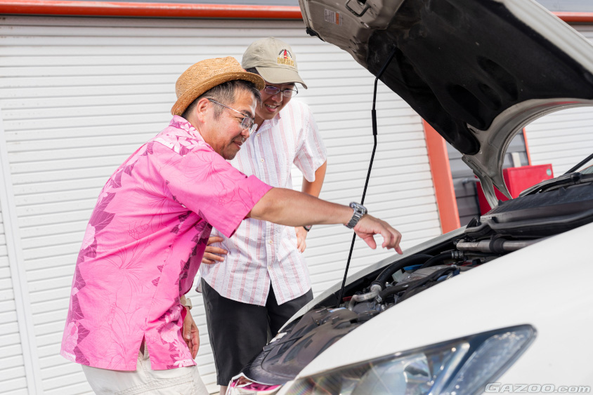 ホンダ・シビックタイプR（FD2）のエンジンルームを覗くオーナー親子