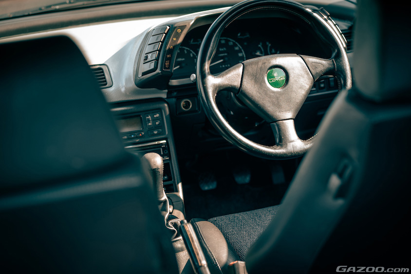 いすゞ・ピアッツァの運転席