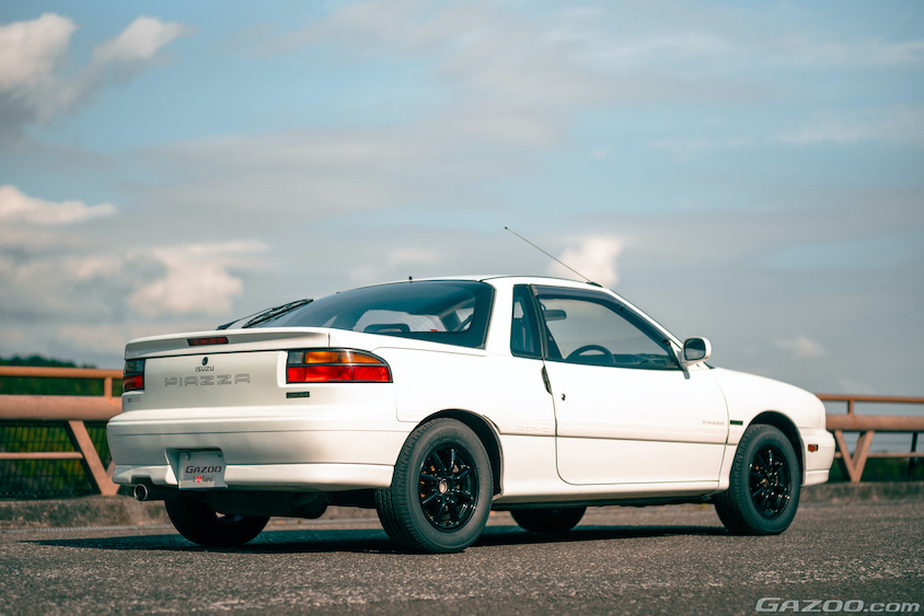 いすゞ・ピアッツァの右リア