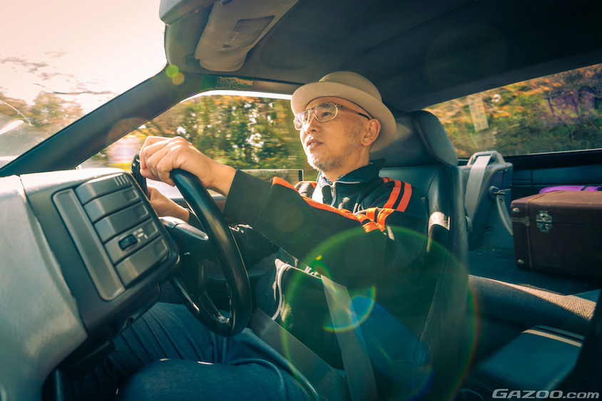 いすゞ・ピアッツァを運転する横田をさむさん