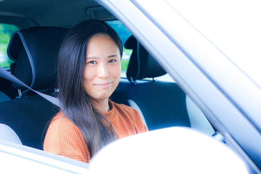 ダイハツ・キャストアクティバの運転席に座る清水さん