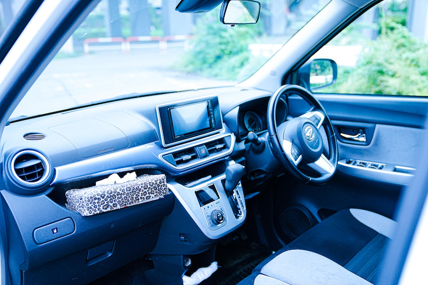 ダイハツ・キャストオプティバの運転席