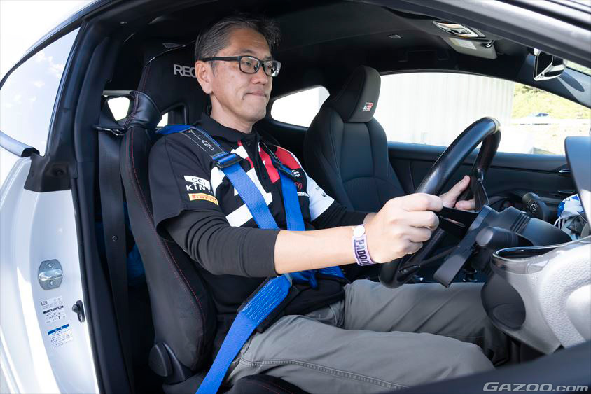 トヨタ・GRヤリスの運転席に座るお水さん