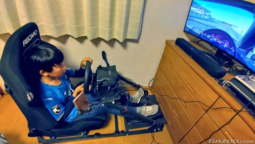 グランツーリスモをプレイするタイキくん