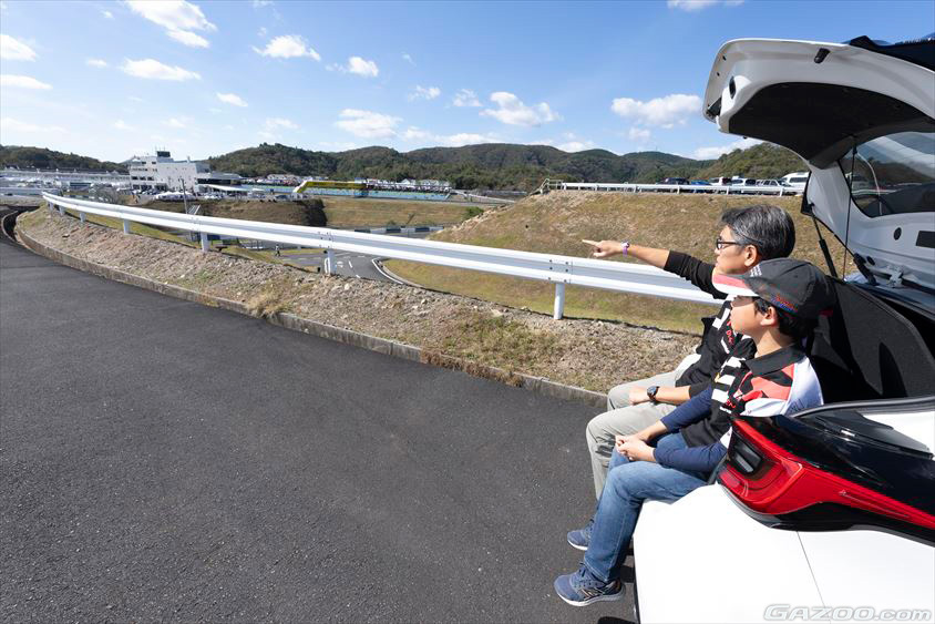 トヨタ・GRヤリスのラゲッジに座るお水さんとタイキくん