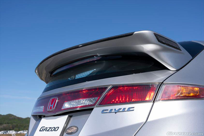 ホンダ・シビックタイプRユーロ(FN2)のホンダツインカムのリアスポイラー