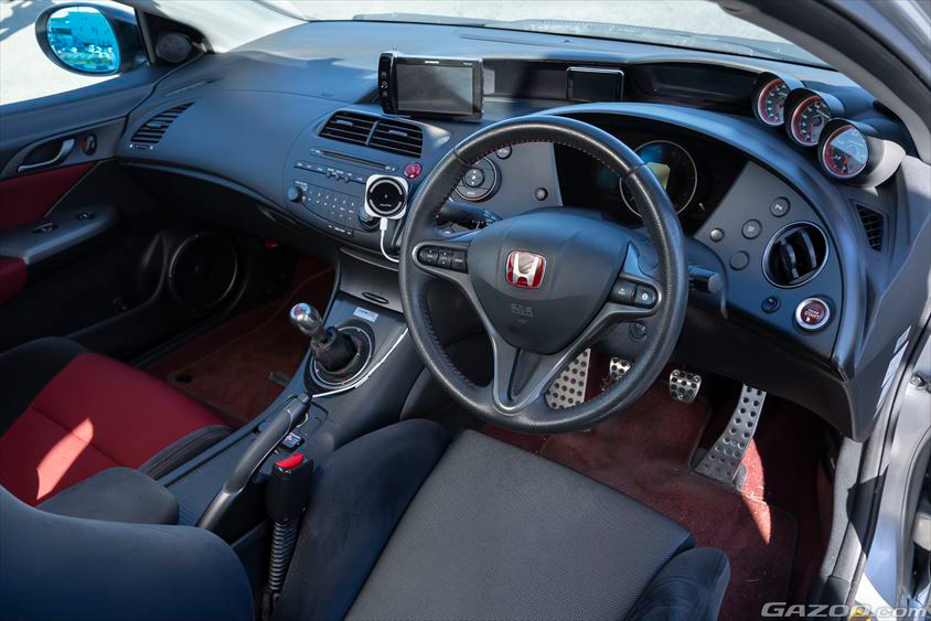 ホンダ・シビックタイプRユーロ（FN2）の運転席