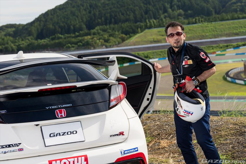 シビックタイプR（FK2）とヘルメットを持つオーナーさん