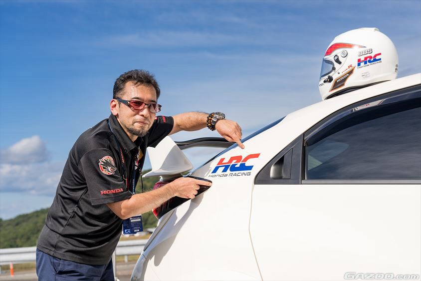 シビックタイプR（FK2）に自作のステッカーを貼っている