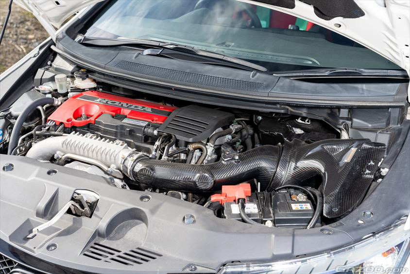 シビックタイプR（FK2）のエンジンルーム