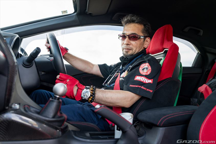 シビックタイプR（FK2）の運転席に座るオーナーさん