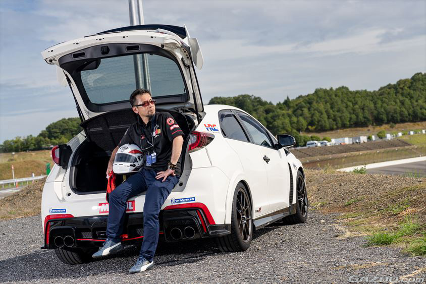 シビックタイプR（FK2）のハッチに座るオーナーさん