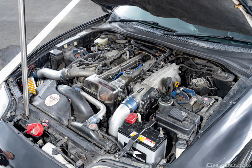 トヨタ・スープラ（80）のエンジンルーム