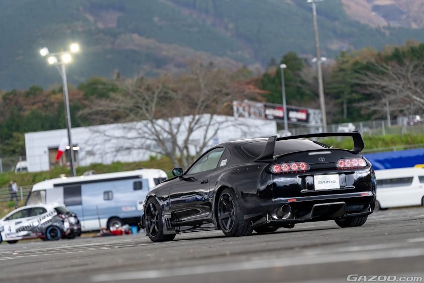 トヨタ・スープラ（80）のテールランプが印象的なリア