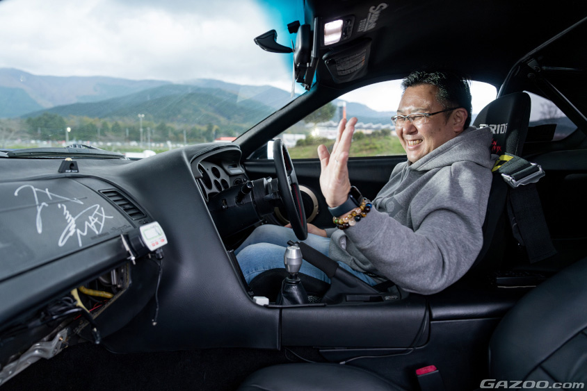 トヨタ・スープラ（80）の運転席に座るオーナーの小柴さん