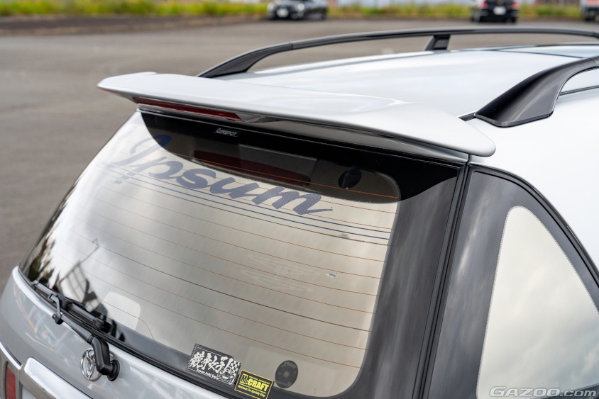 トヨタ・イプサムのハイマウントストップランプ付きリアスポイラー