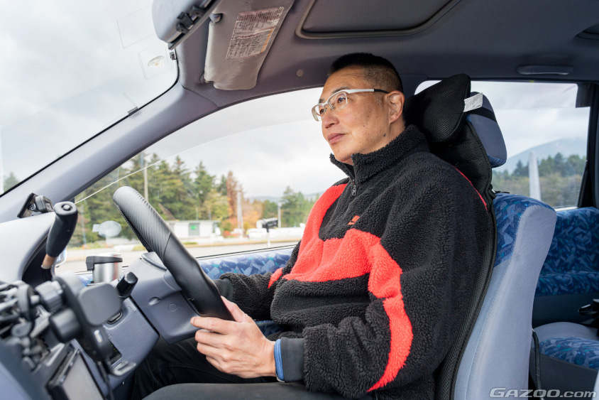 トヨタ・イプサムの運転席に座るオーナーの中野さん