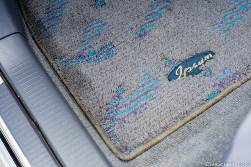 トヨタ・イプサムのフロアカーペット