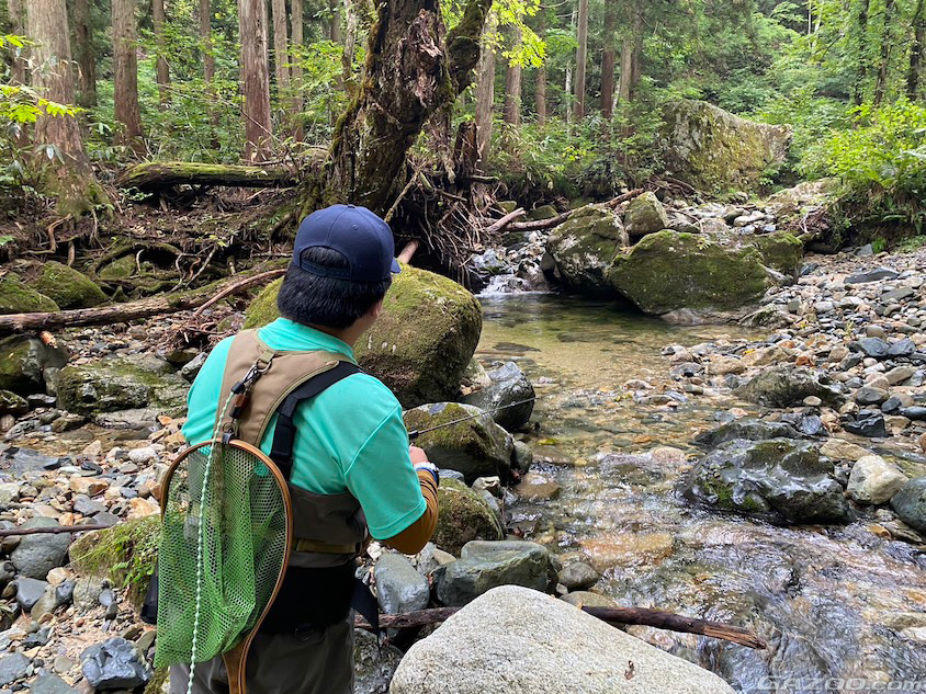 渓流釣りのポイントに行く恩田直人さん