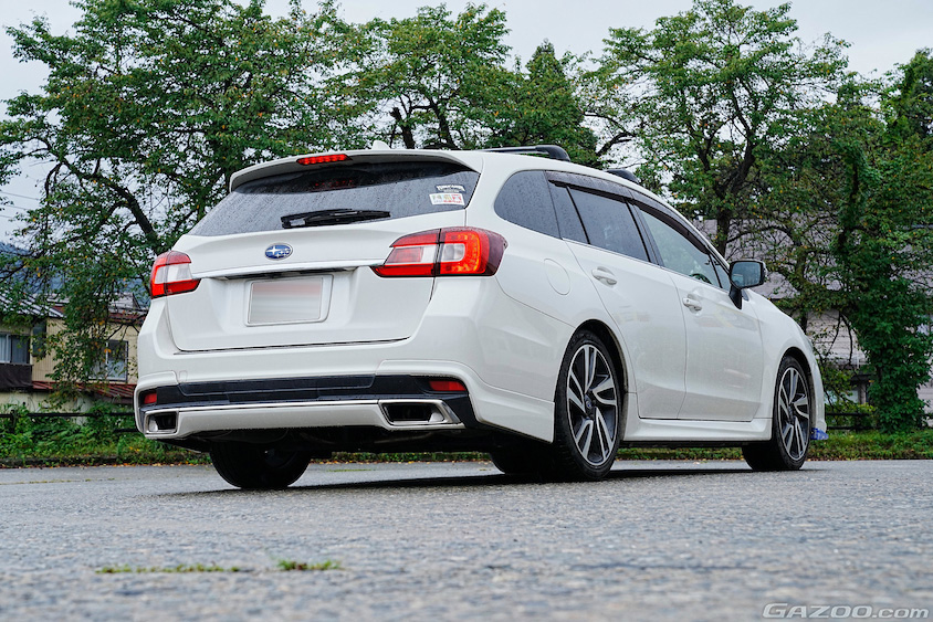 スバル・レヴォーグとオーナーの恩田直人さんのリア