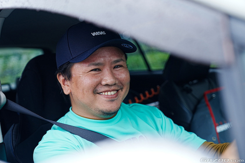 スバル・レヴォーグの運転席に座る恩田直人さん