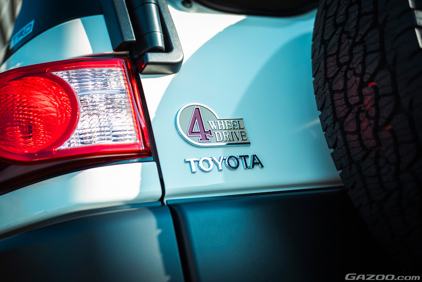 トヨタ・FJクルーザーのTOYOTAと4 WHEEL DRIVEのロゴ