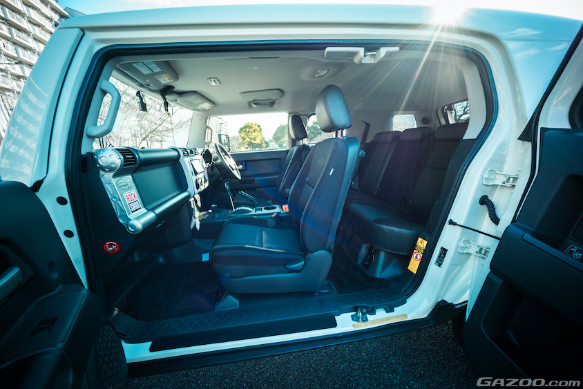 トヨタ・FJクルーザーの観音開きした助手席側