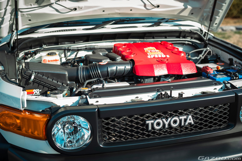 トヨタ・FJクルーザーのエンジンルーム