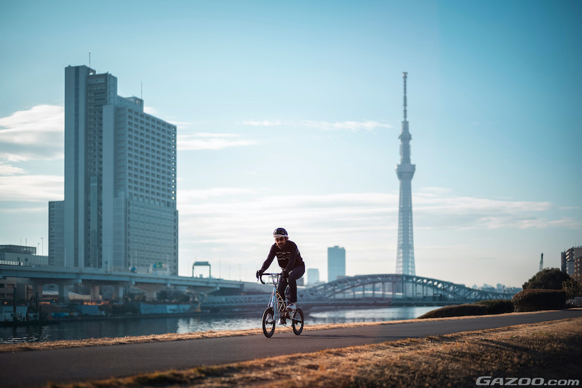 東京の下町の河川敷を走る寺田光孝さん