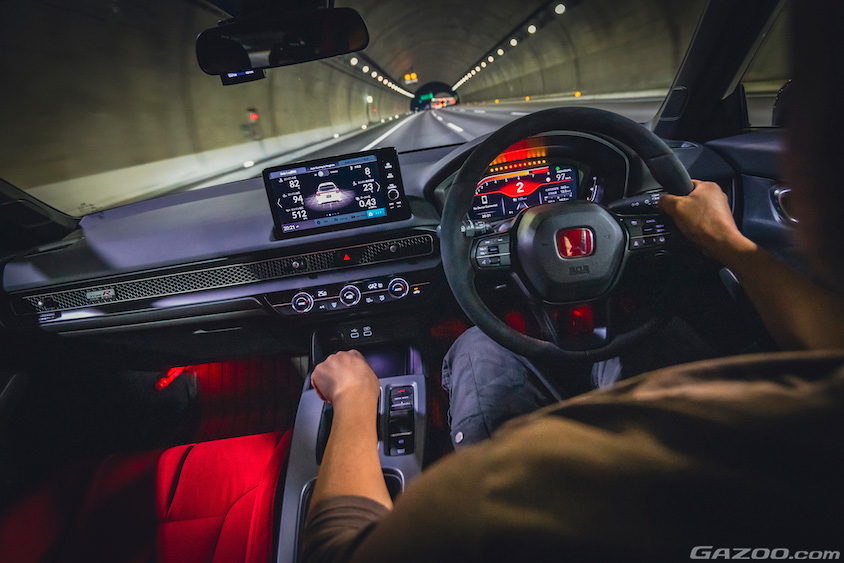 ホンダ・シビックタイプRを運転するオーナーの山中航史
