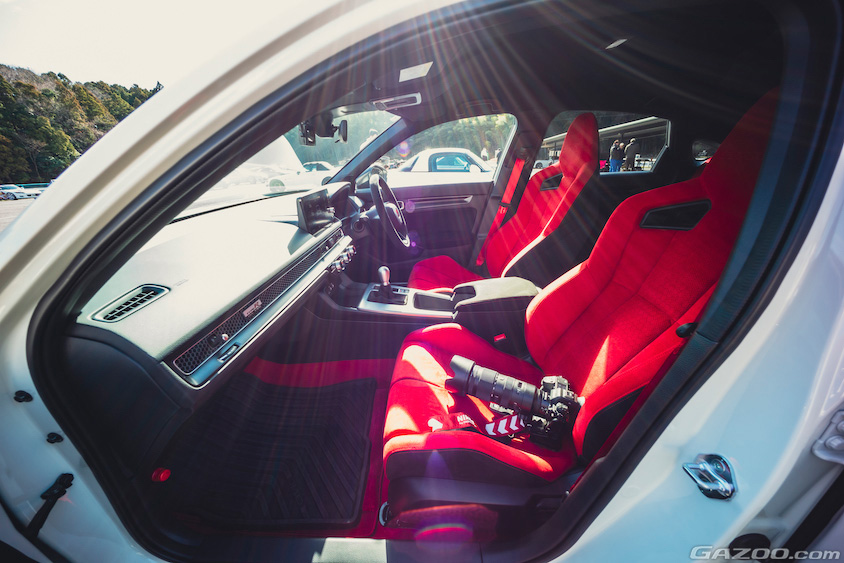 赤いシートが輝くホンダ・シビックタイプRの運転席