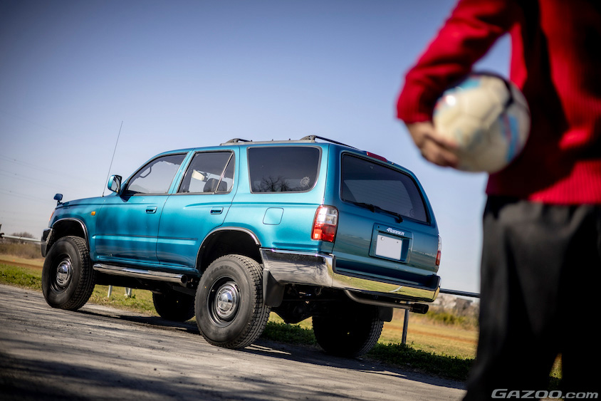 トヨタ・ハイラックスサーフとサッカーボールを持つ岡田聖さん