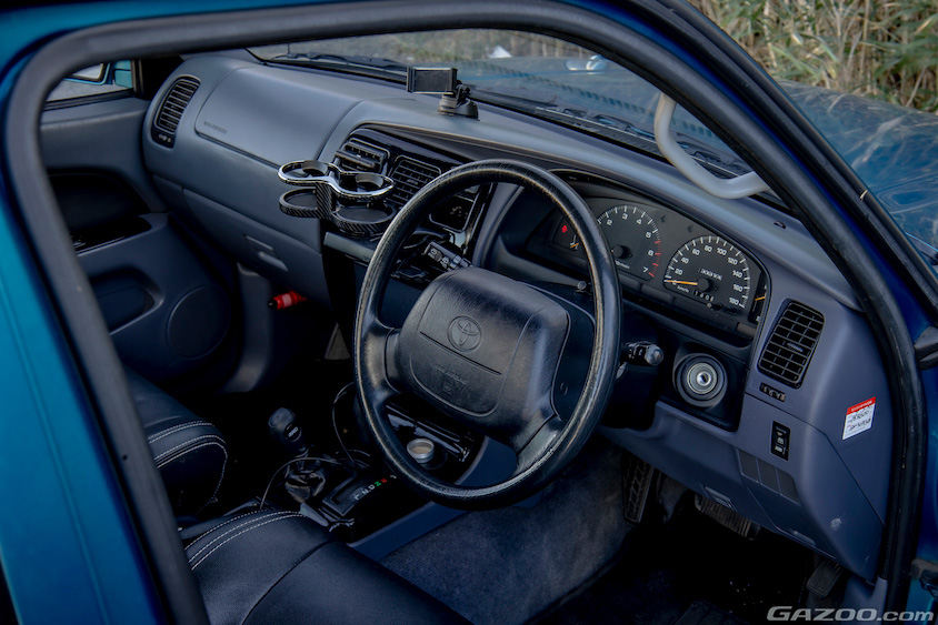 トヨタ・ハイラックスサーフの運転席