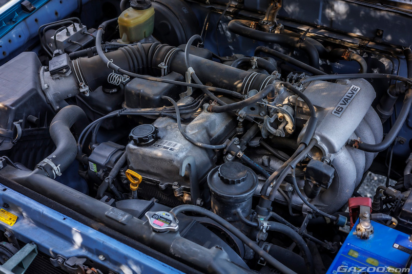 トヨタ・ハイラックスサーフのエンジンルーム