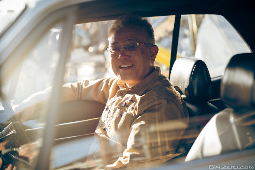 日産・スカイラインGT-R（ハコスカGT-R）の運転席で笑顔を見せるオーナーさん