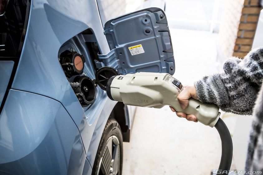 日産・サクラの充電ポート