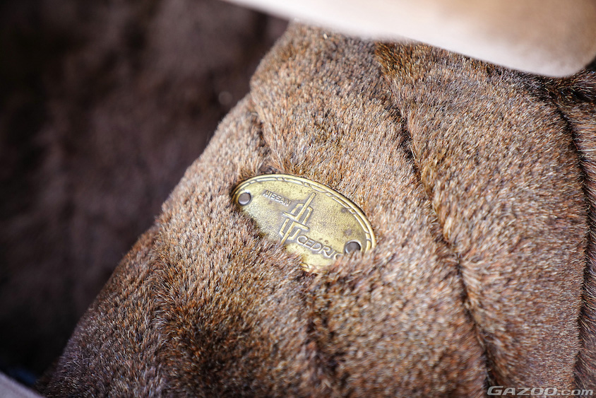 日産・Y31セドリックのフロアマットのロゴ