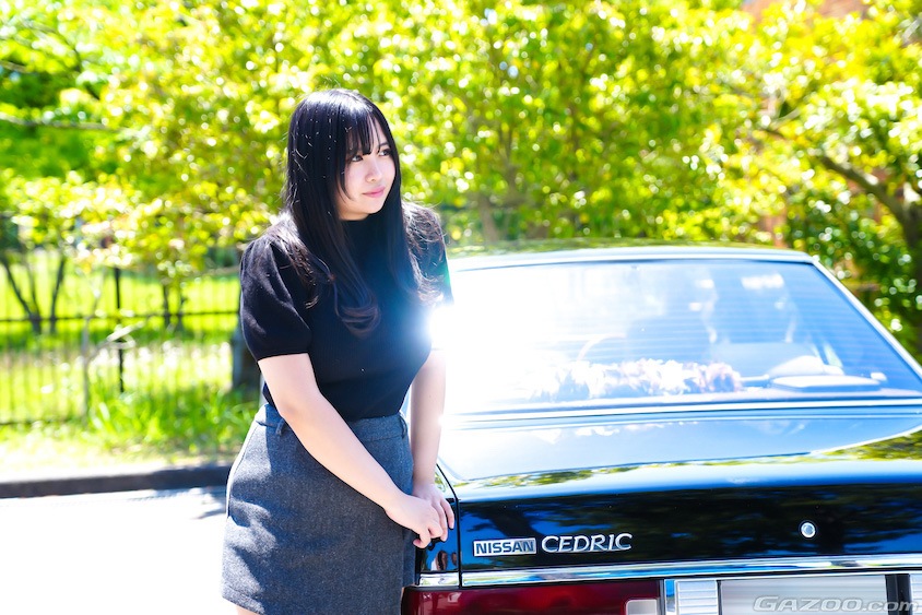 日産・Y31セドリックのリアと桜田りささん