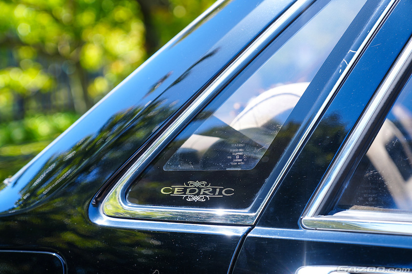 日産・Y31セドリックのロゴ