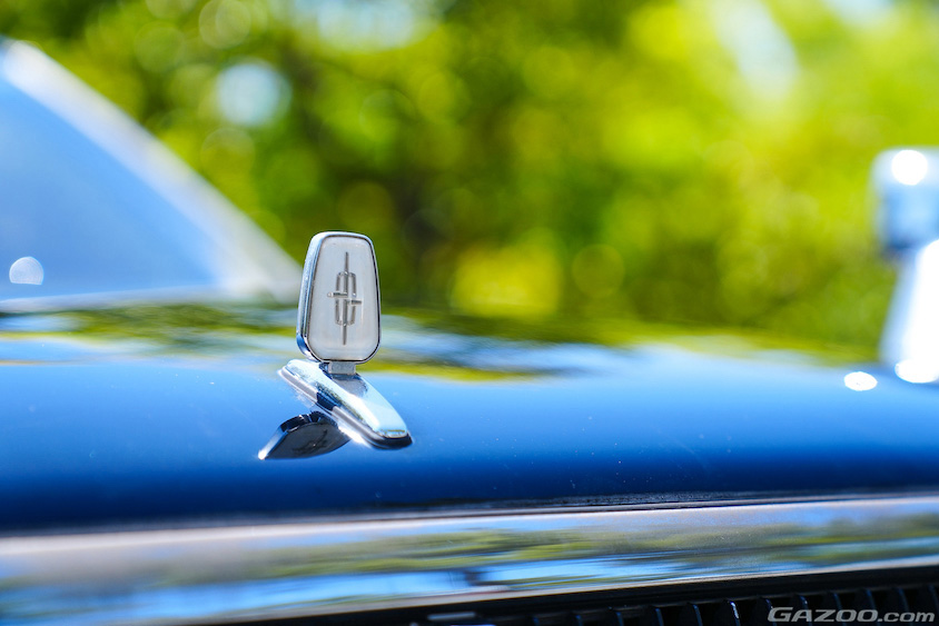 日産・Y31セドリックのエンブレム