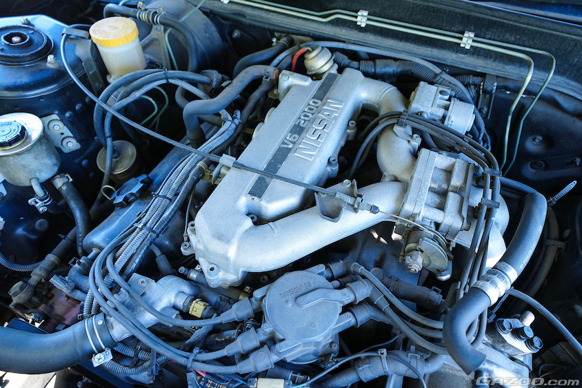 日産・Y31セドリックのエンジンルーム