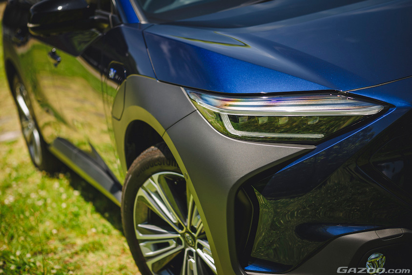 スバル・ソルテラのヘッドライトとフェンダー