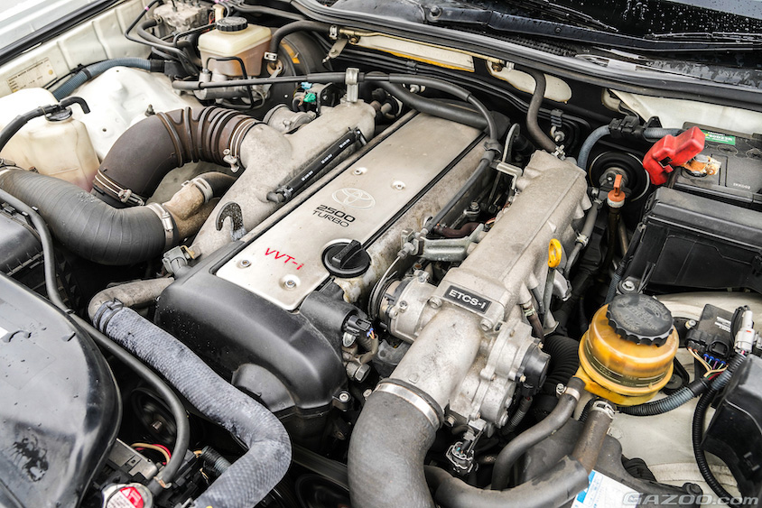 トヨタ・クラウンエステート（170系）のエンジンルーム