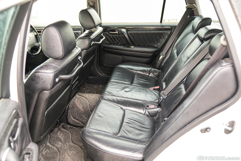 トヨタ・クラウンエステート（170系）の後席